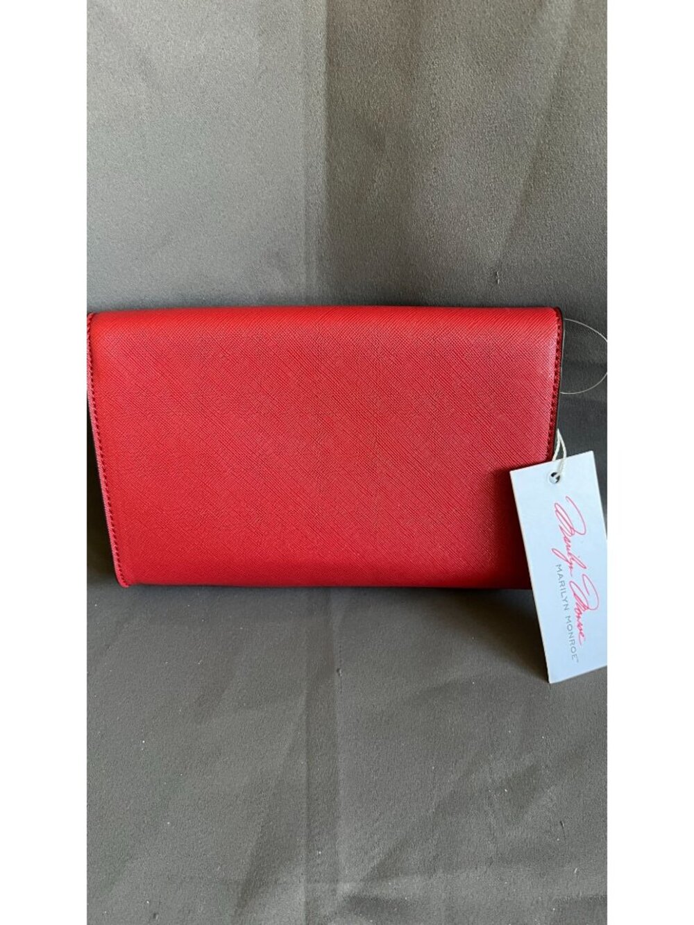 Marilyn Monroe Red Crossbody Wallet With Gold Chain Strap - Elegant Faux Leather - Picture 4 of 5